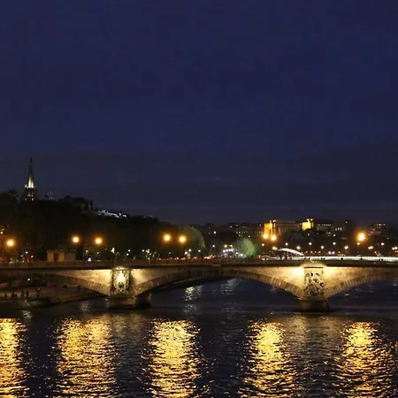 Chic Downtown Rosny-sur-Seine